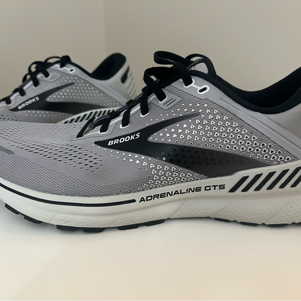 Brooks Adrenaline GTS Shoes in Gray and Black